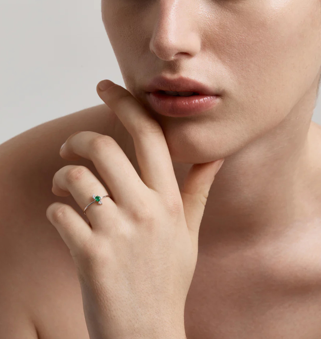 close-up of emerald blossom lab grown diamond ring in 14k gold