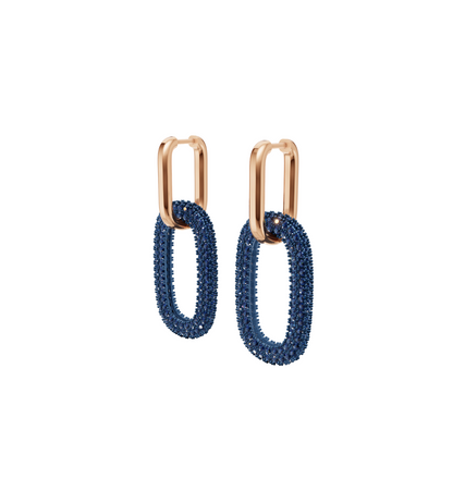 Statement link chain earrings perfect for evening looks.