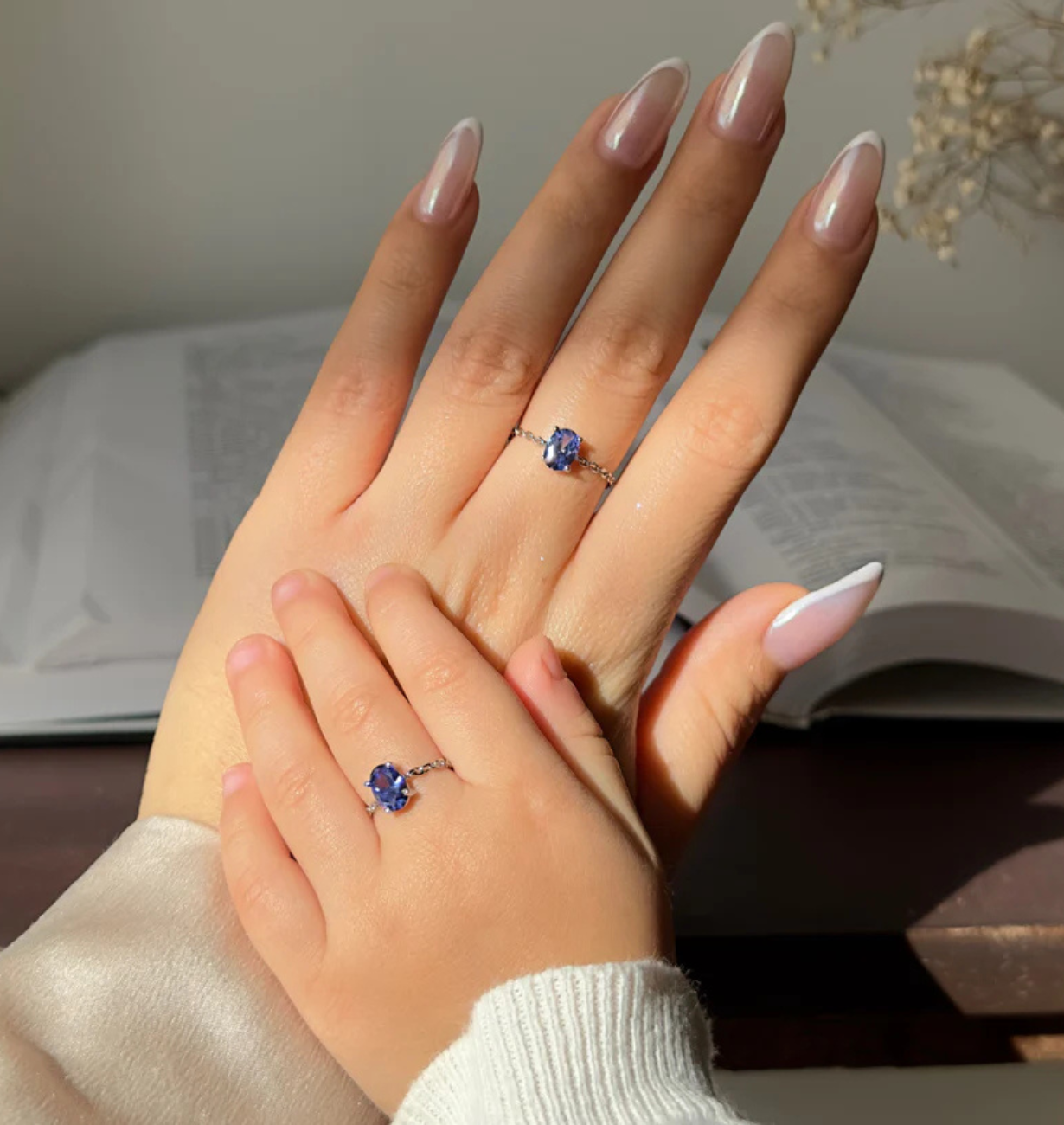 blue gemstone chain ring with tanzanite in gold