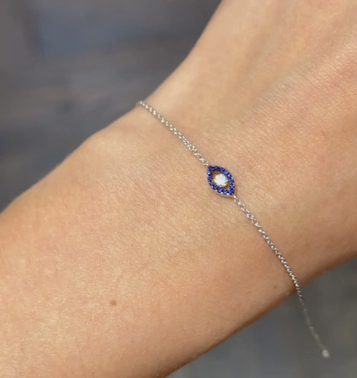 Load video: MIRRI BRACELET